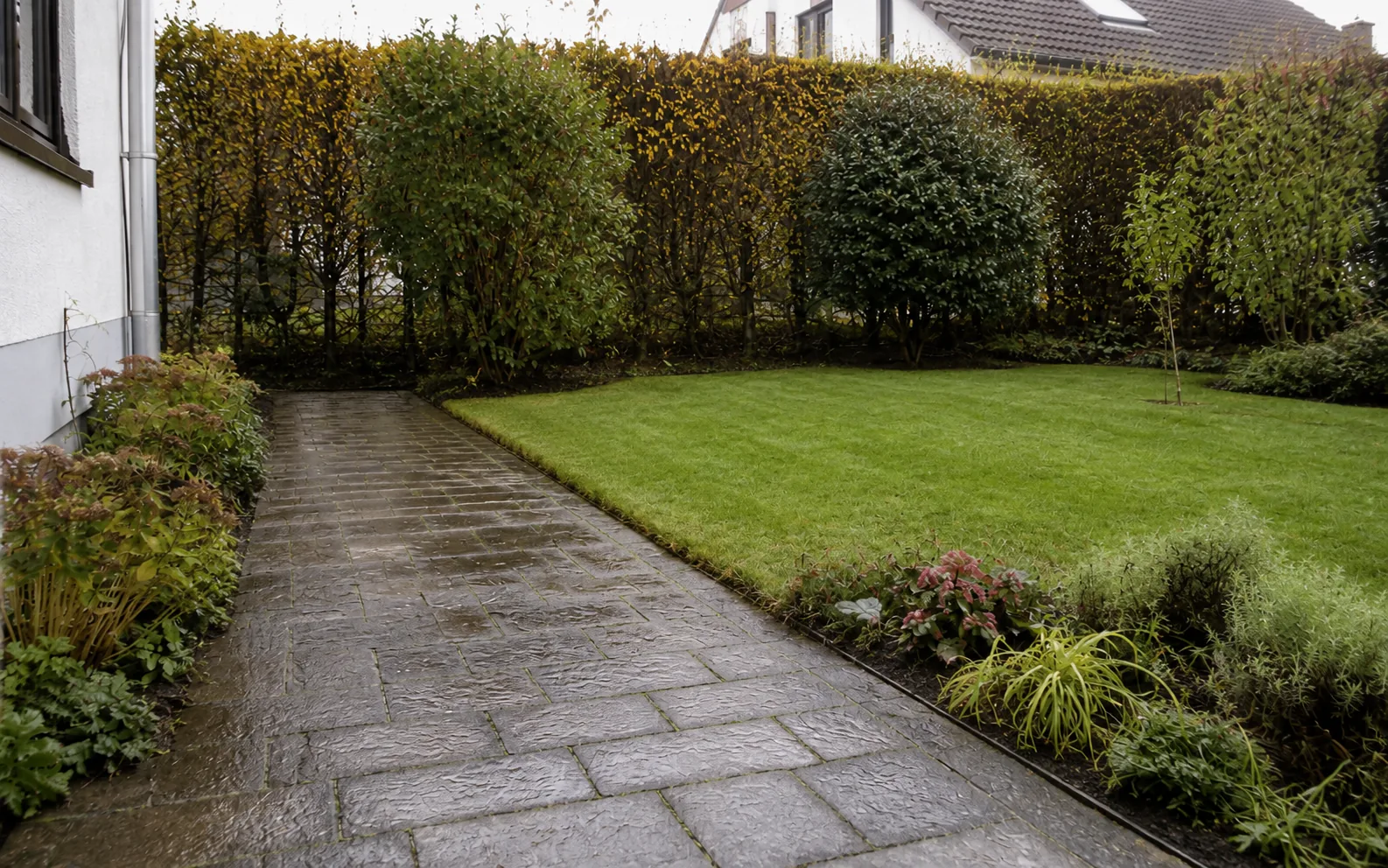 Aufgeräumter Gartenweg nach dem GartenReset